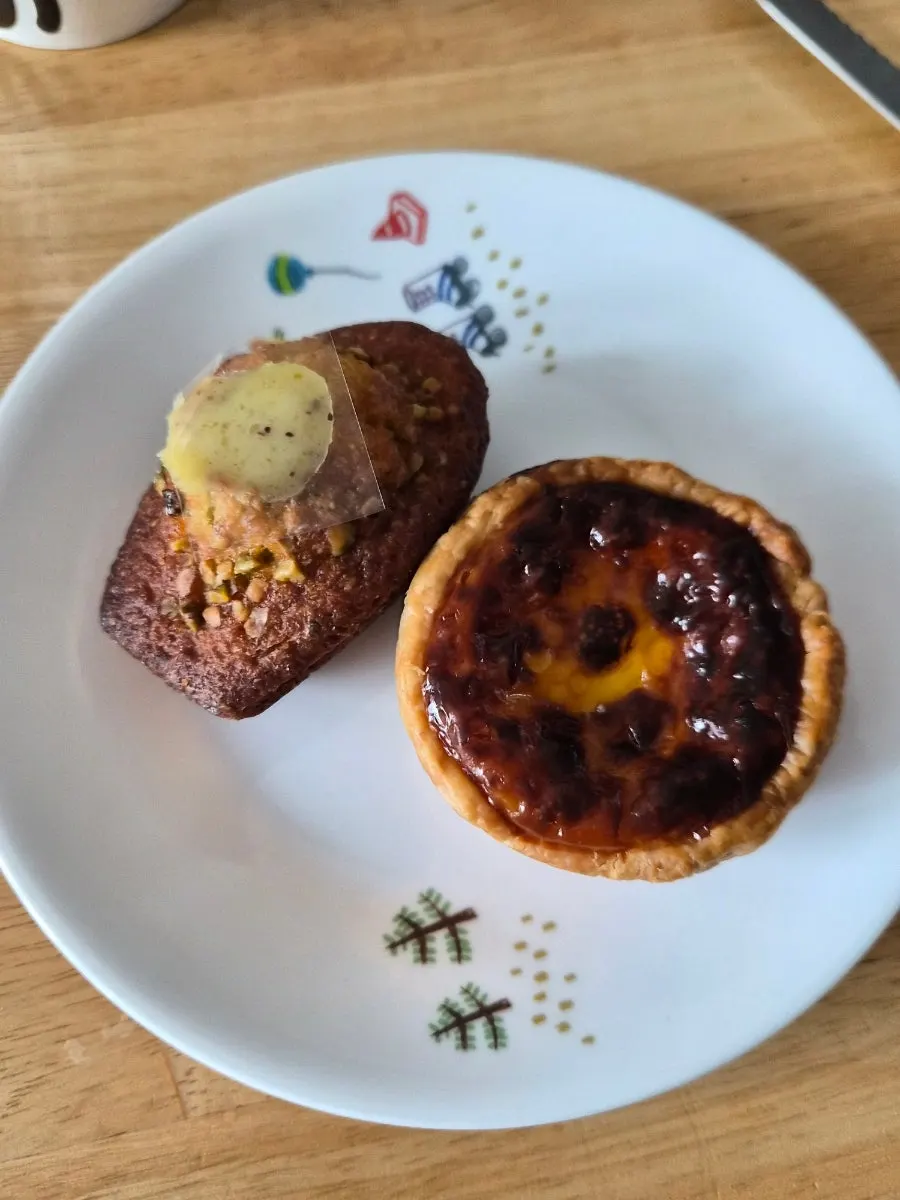 Egg tart and pistachio madeleine dessert set