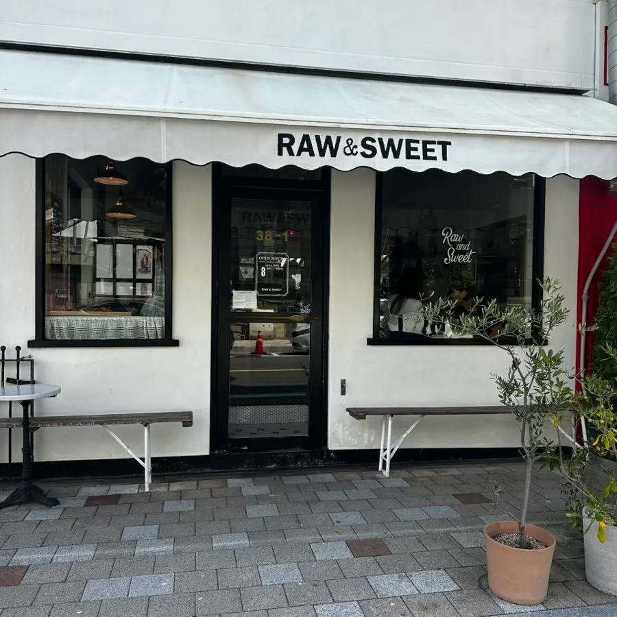 Exterior of Low & Sweet Bakery on Haeri-dan-gil
