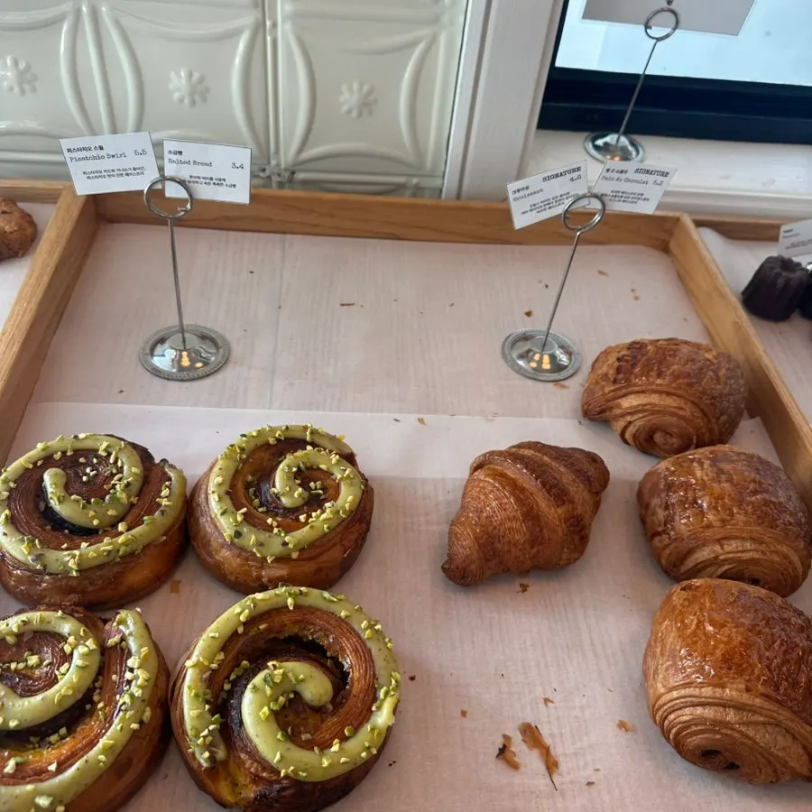 Financiers, canelé and other pastries on display