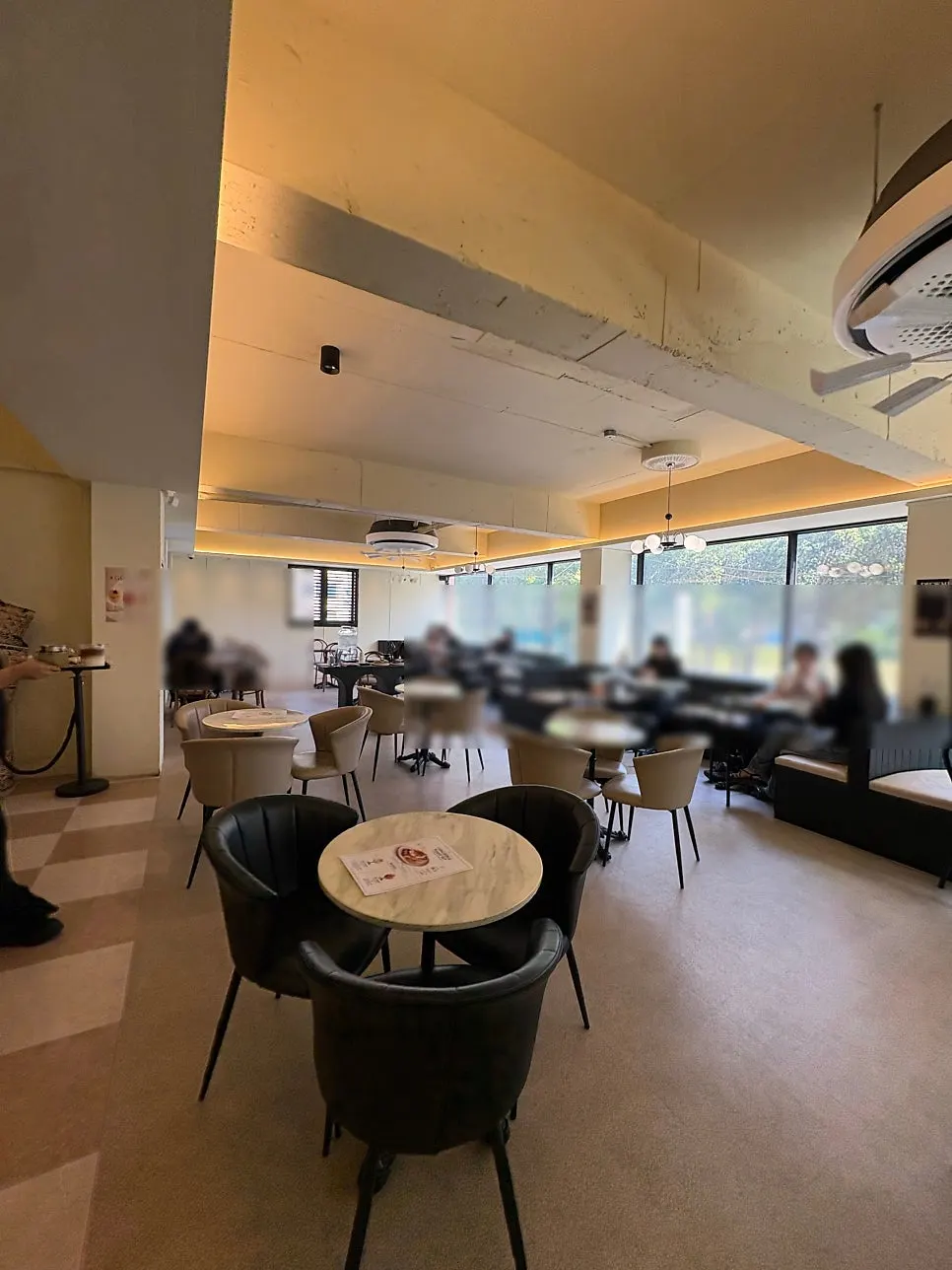 금송덕미 해리단길점 실내 좌석
