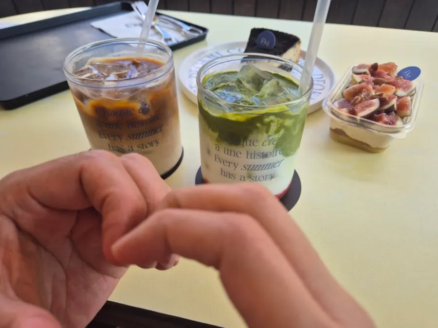 말차와 초콜릿이 어우러진 음료