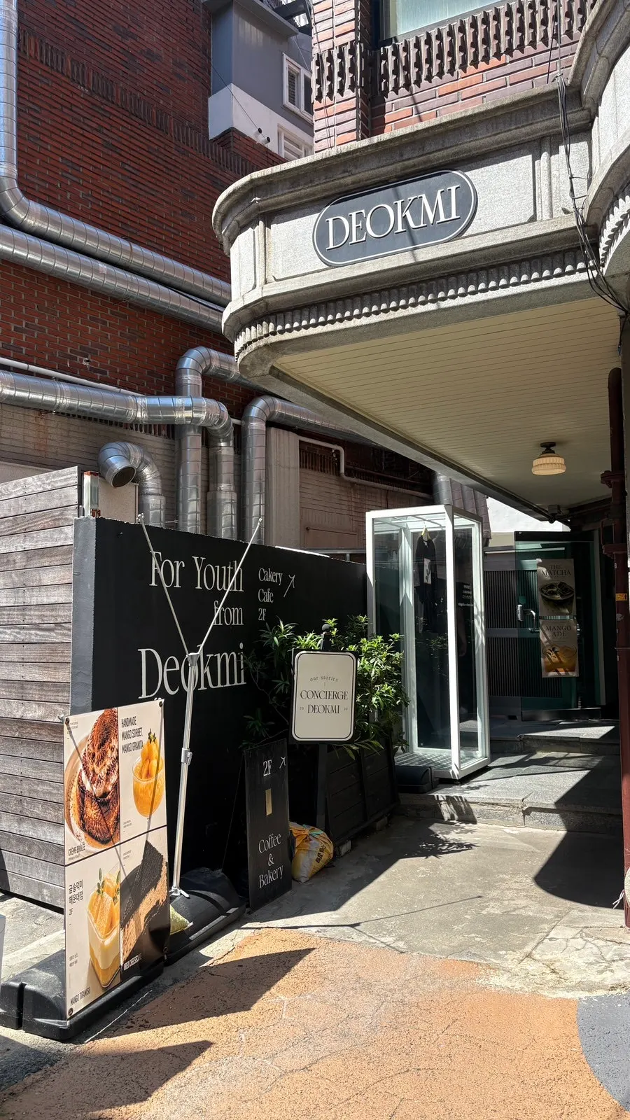 Exterior of Geumsong Deokmi at the entrance of Haeridan-gil