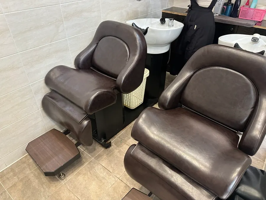 First step of the Hoyu clinic at the shampoo station