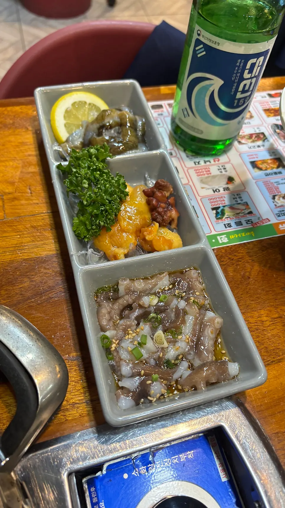 푸짐하게 차려진 밑반찬과 쌈 채소