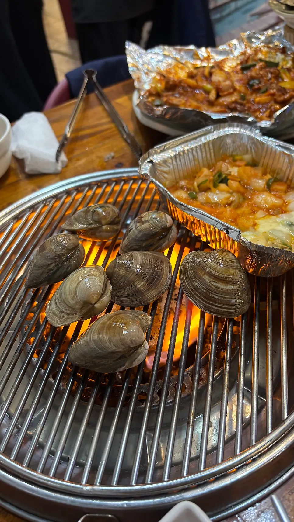 불판 가득 구워진 조개구이