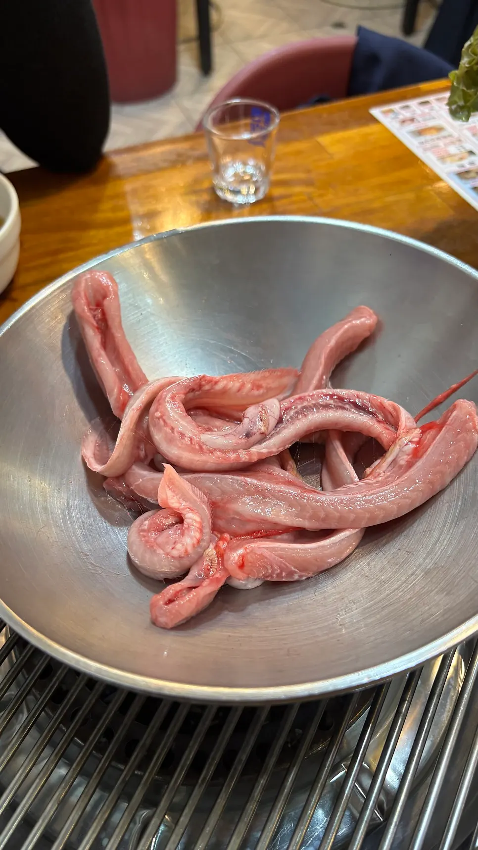 손질된 곰장어 접시