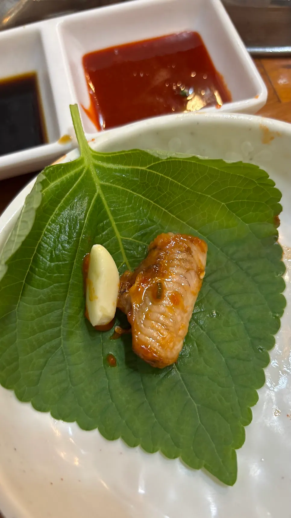 깻잎과 마늘을 올려 싸 먹는 곰장어 쌈