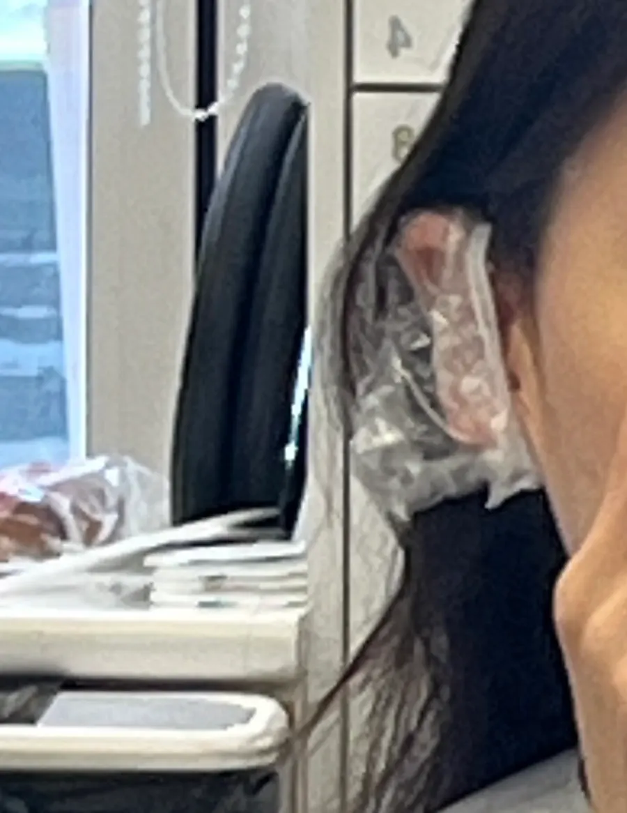염색 전 귀를 감싼 이어캡