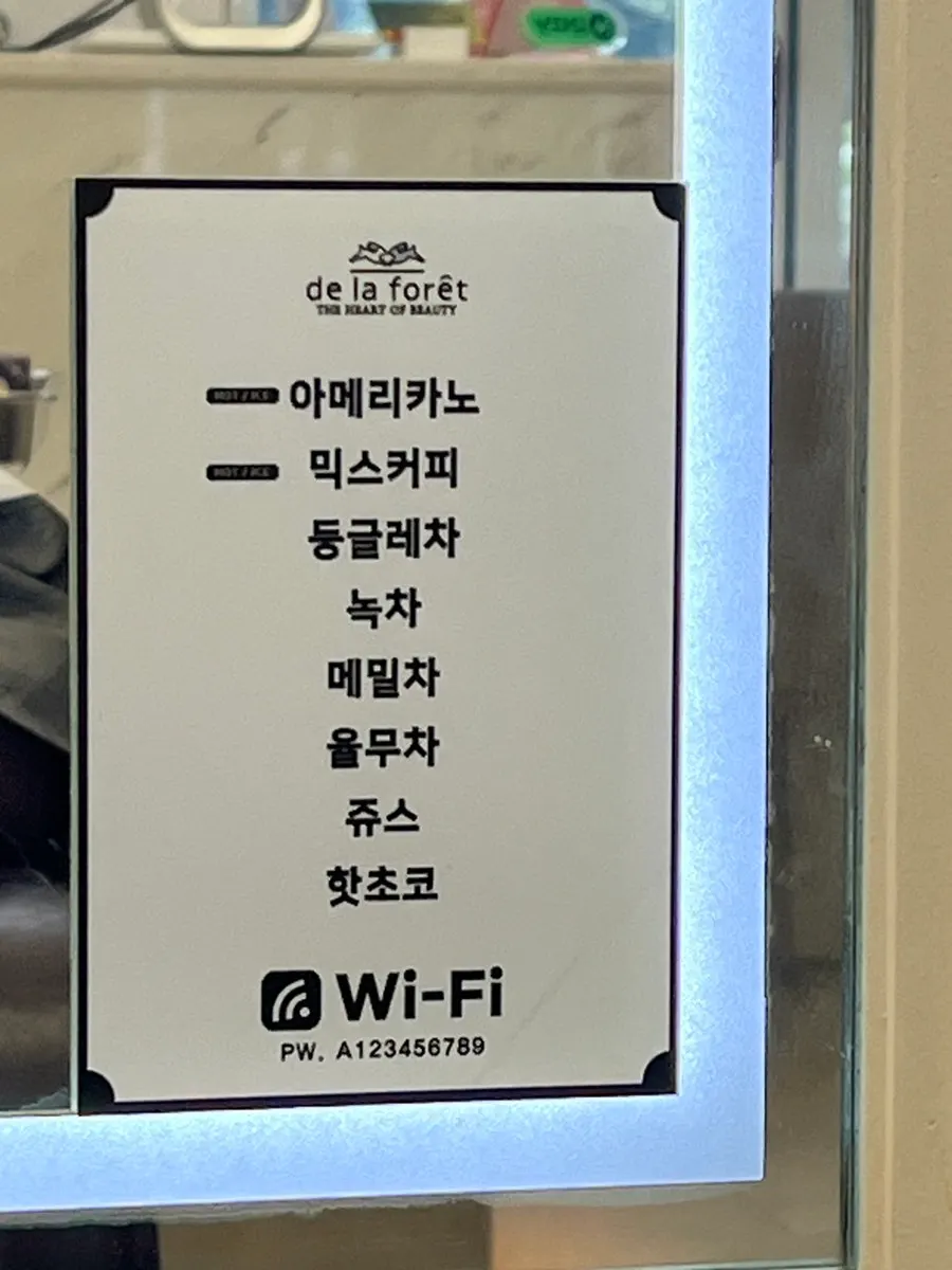 염색 대기 중 내어준 차와 다과