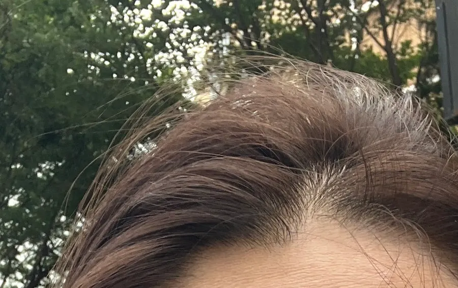 밝은 곳에서 본 뿌리염색 전후 톤 비교
