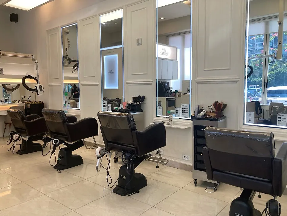 Salon seating and mirror area at Drapore