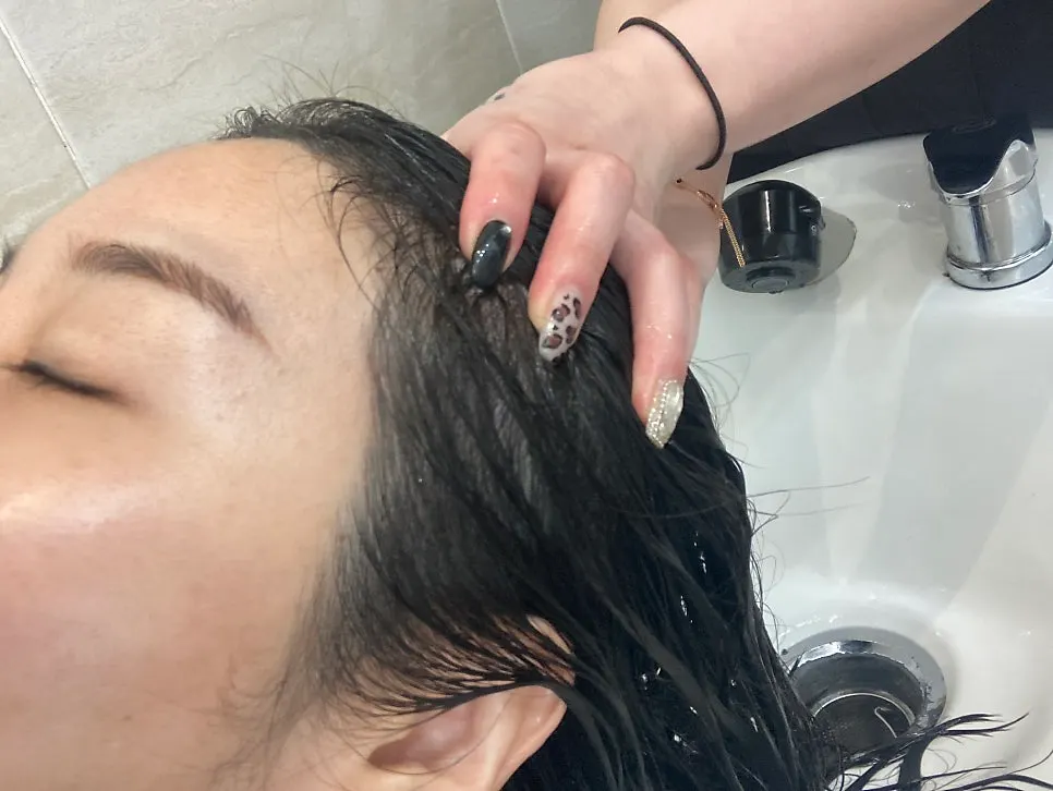 Scalp and neck hand massage