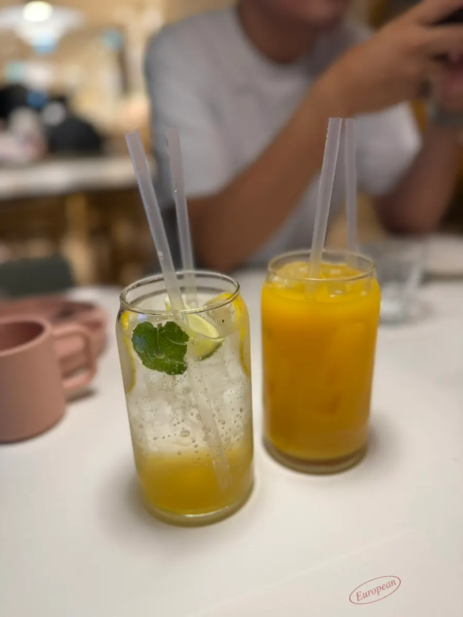 세트와 함께 주문한 음료 사진