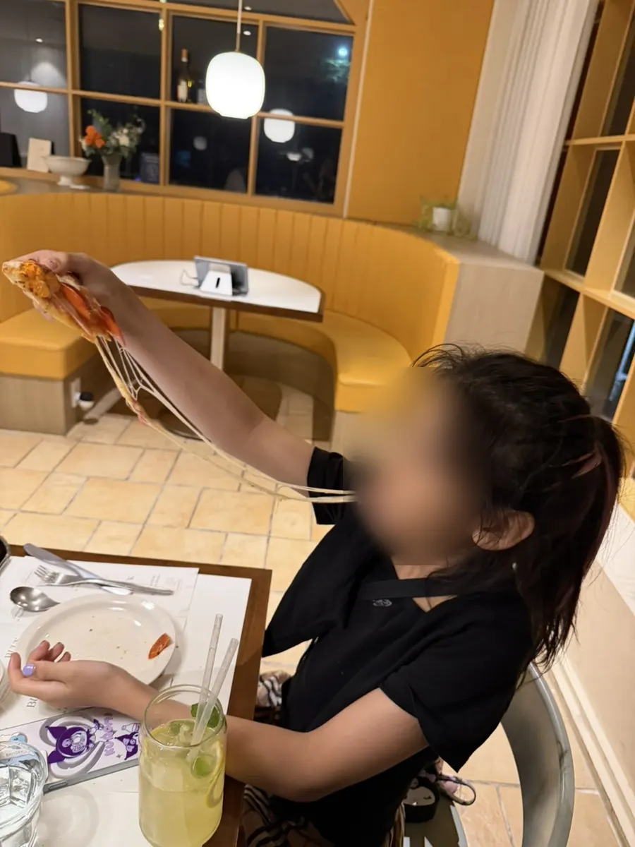チーズが伸びるペパロニピザの写真
