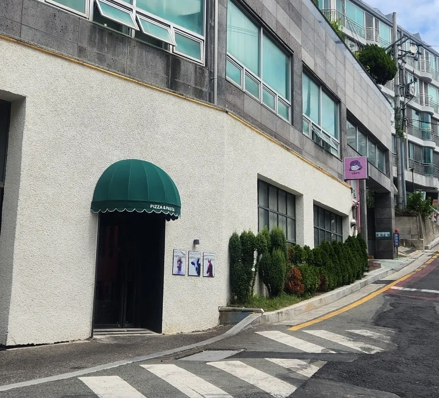 초록색 어닝이 있는 스미스씨네농장 입구