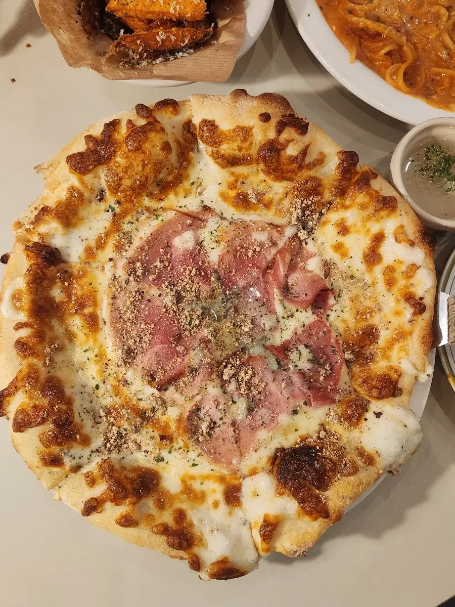 잠봉과 생모짜렐라가 올라간 고르곤졸라 잠봉피자