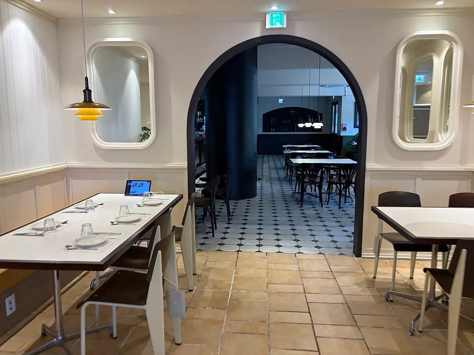Bueokgan interior divided by arched passageways