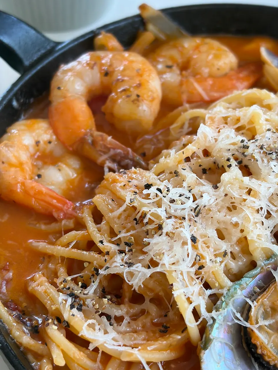 Pleasantly spicy and refreshing seafood tomato ttukbaegi pasta