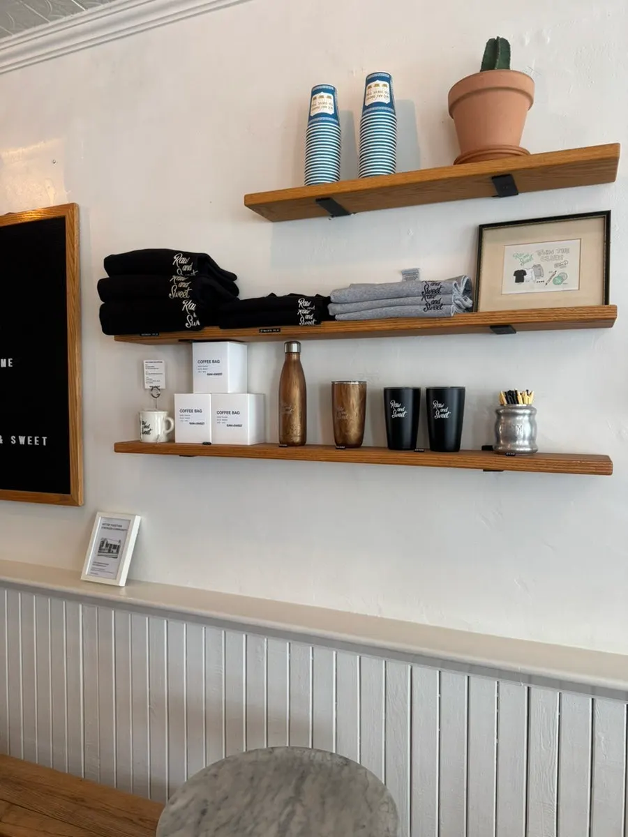 Low & Sweet Bakery展示甜點