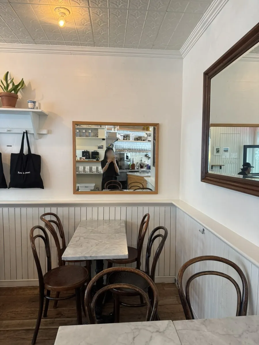 Low & Sweet Bakery展示甜點