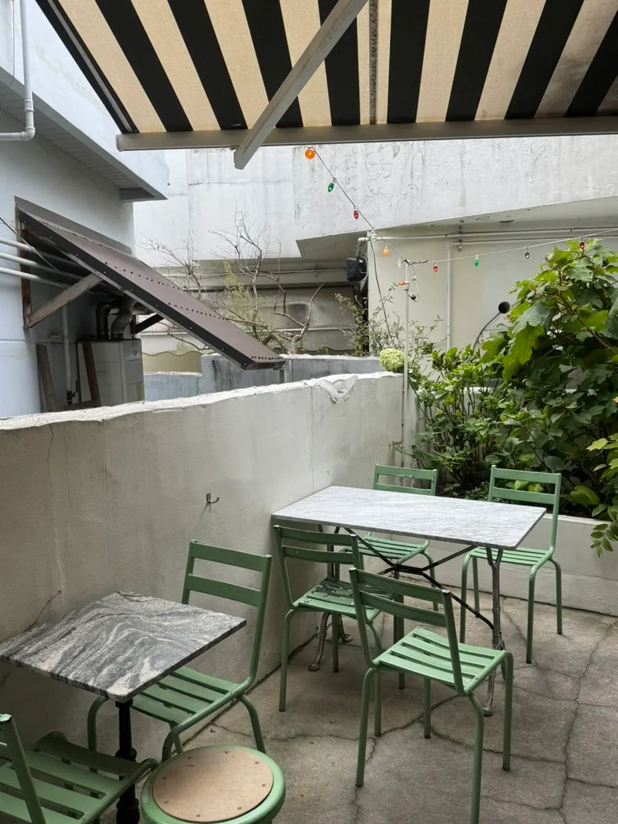 Low & Sweet Bakery展示甜點