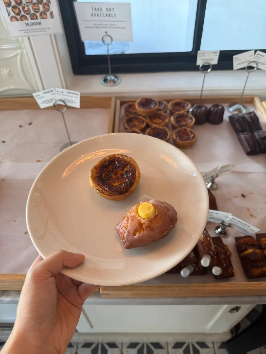 접시에 담아 고르는 베이커리 코너