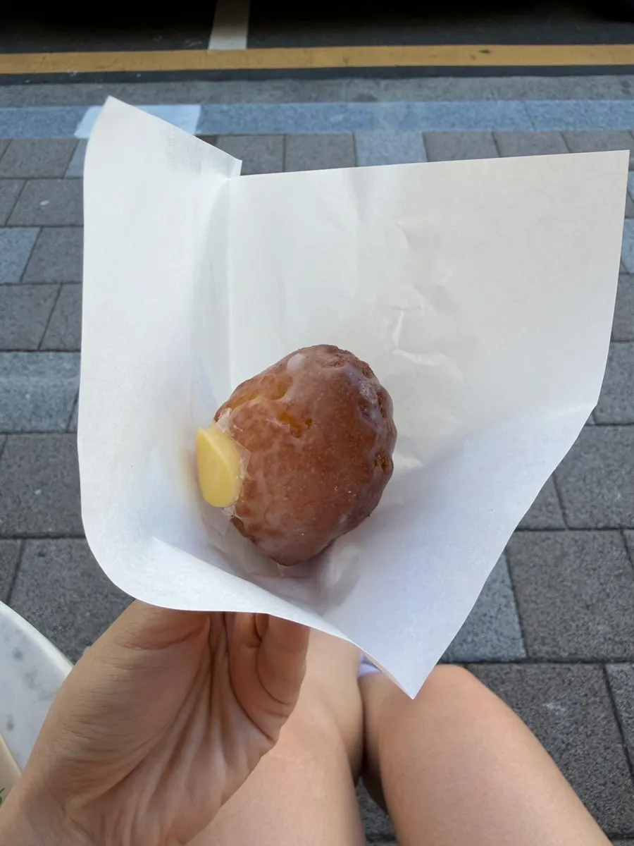 야외 테이블에 놓인 에그타르트와 마들렌