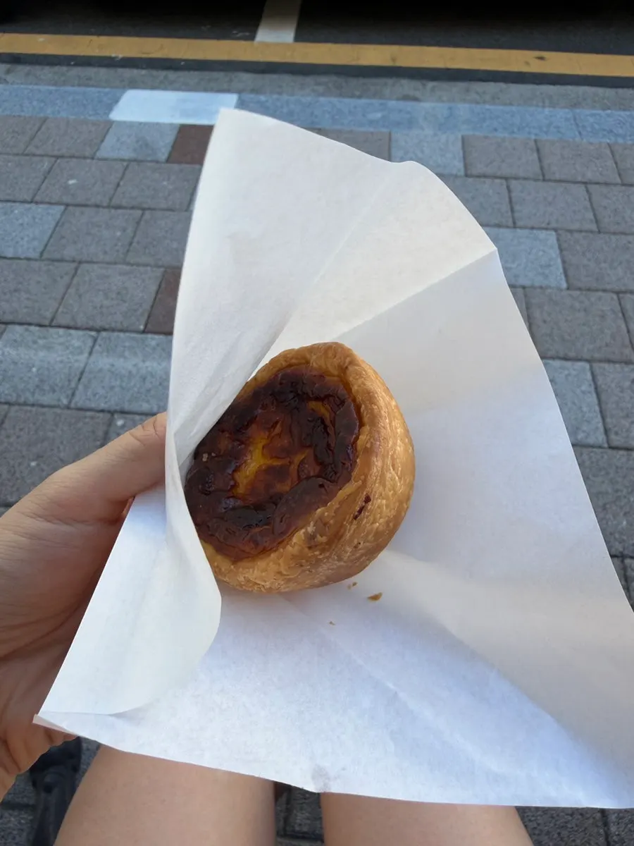 커피와 함께 차린 디저트 접시