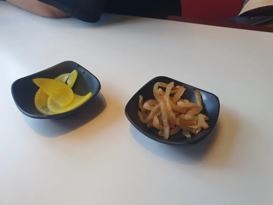 평일 2인 런치세트 안내가 있는 식당 방문 장면