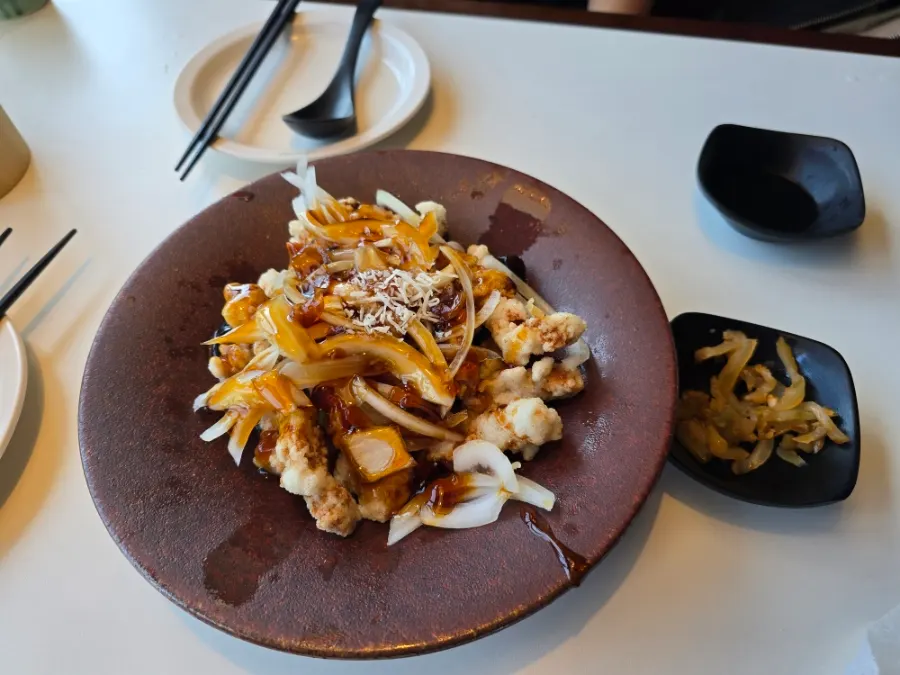 주문한 평일 런치세트 음식 상차림