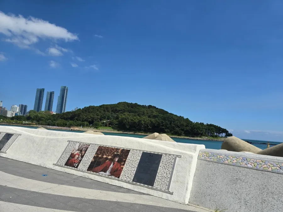 동백섬이 보이는 방파제 앞 풍경