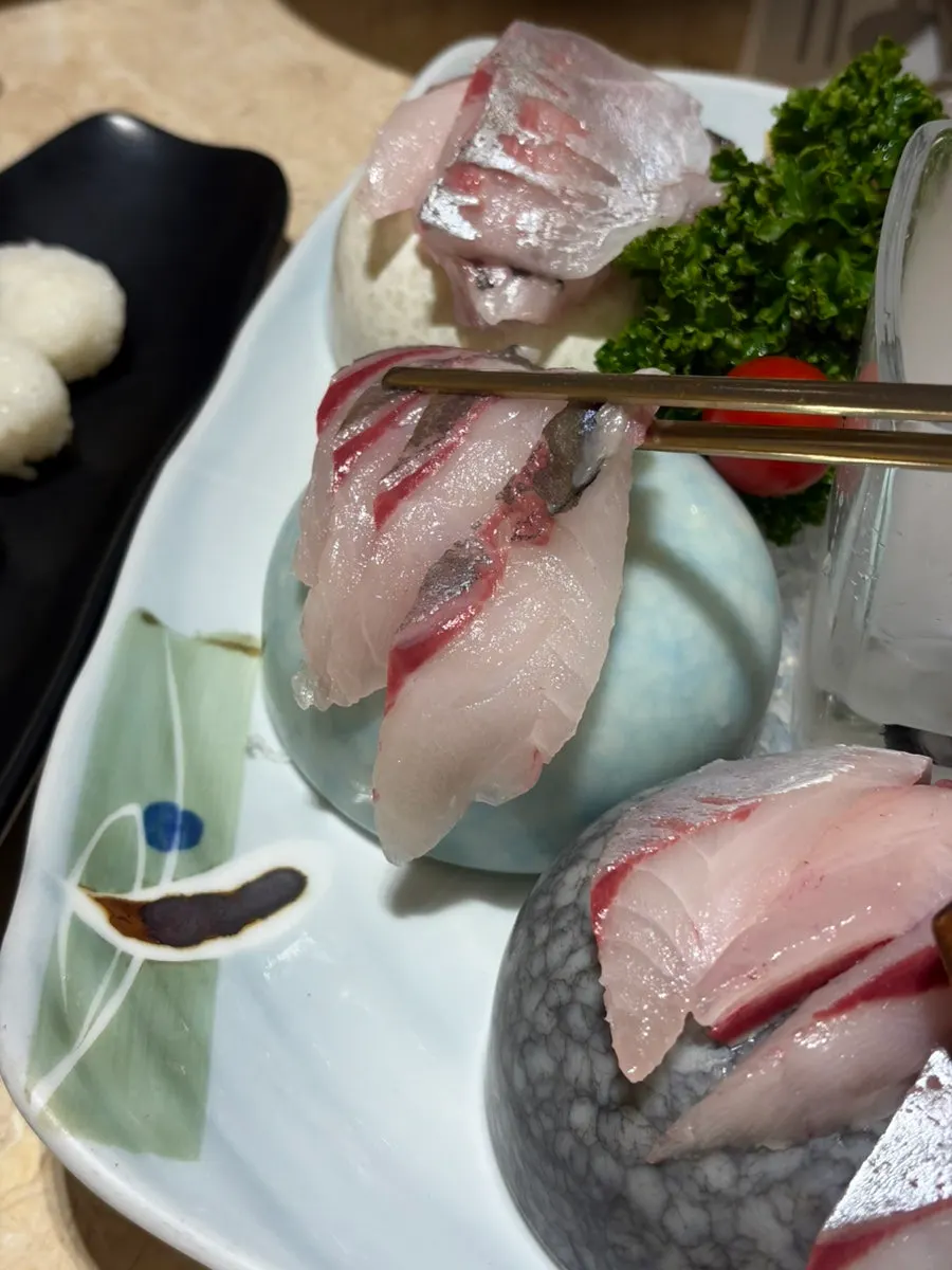 Mackerel and horse mackerel sashimi served with dry ice