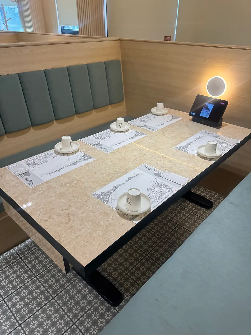 Table mat printed with illustrations