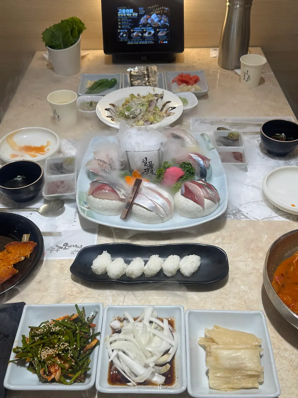 One plate of sashimi with name tags for mackerel and horse mackerel