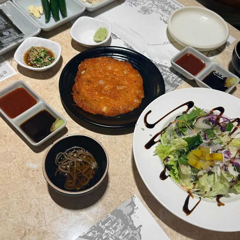 깔끔하게 정돈된 매장 내부 테이블