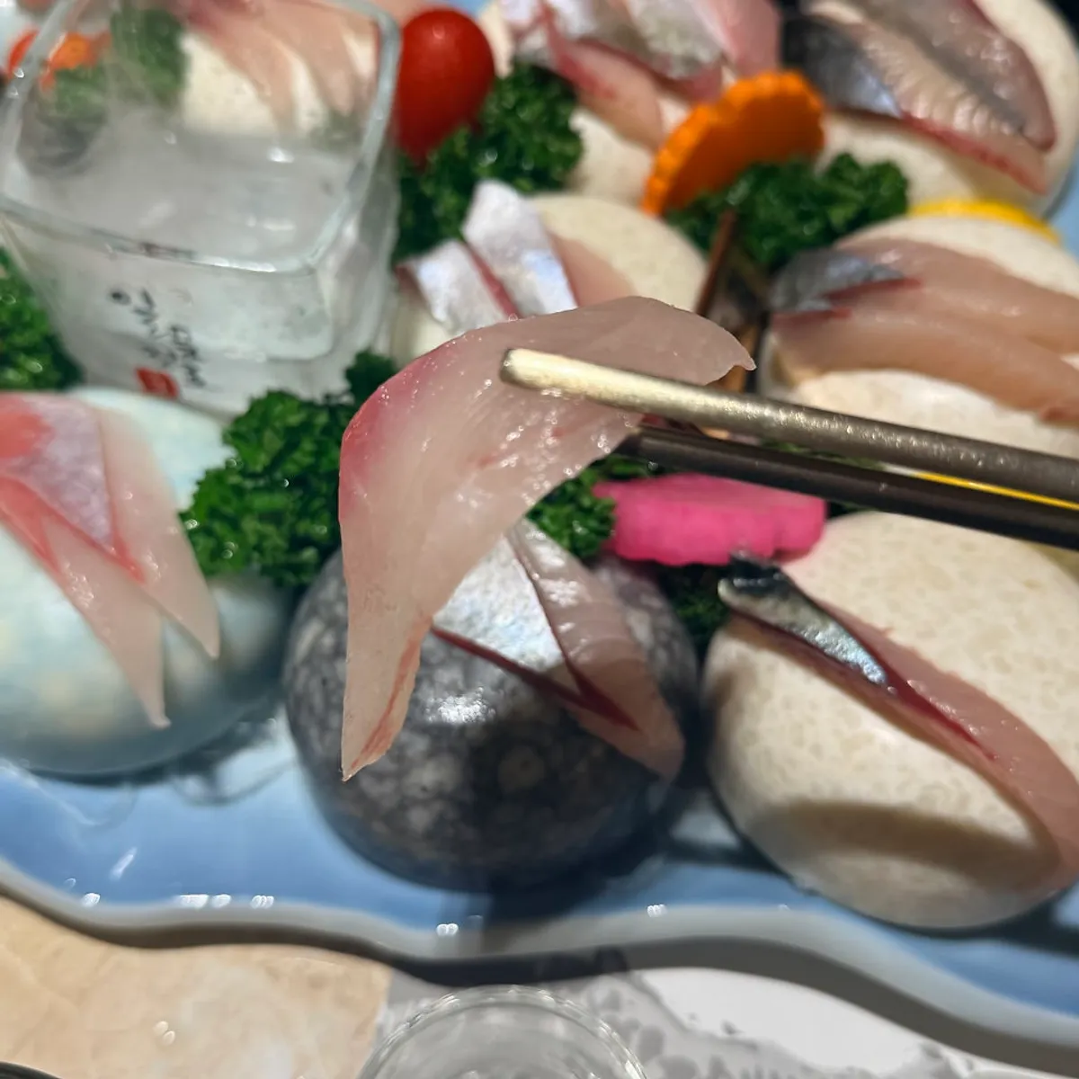 비린맛 없던 고등어회 접시 가까이 본 모습