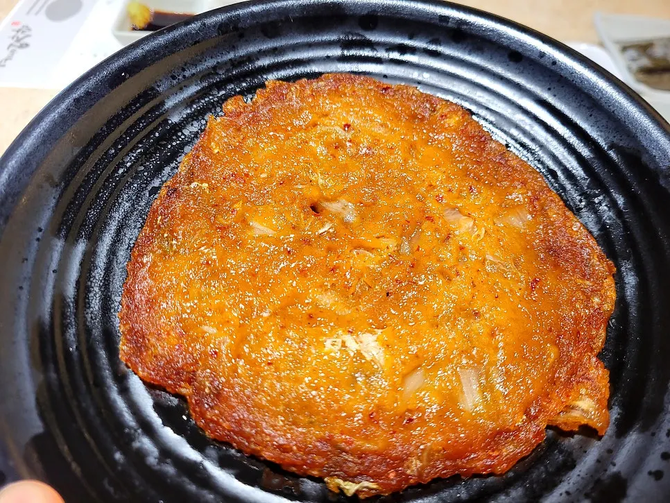 테이블에 차려진 기본찬 한 상