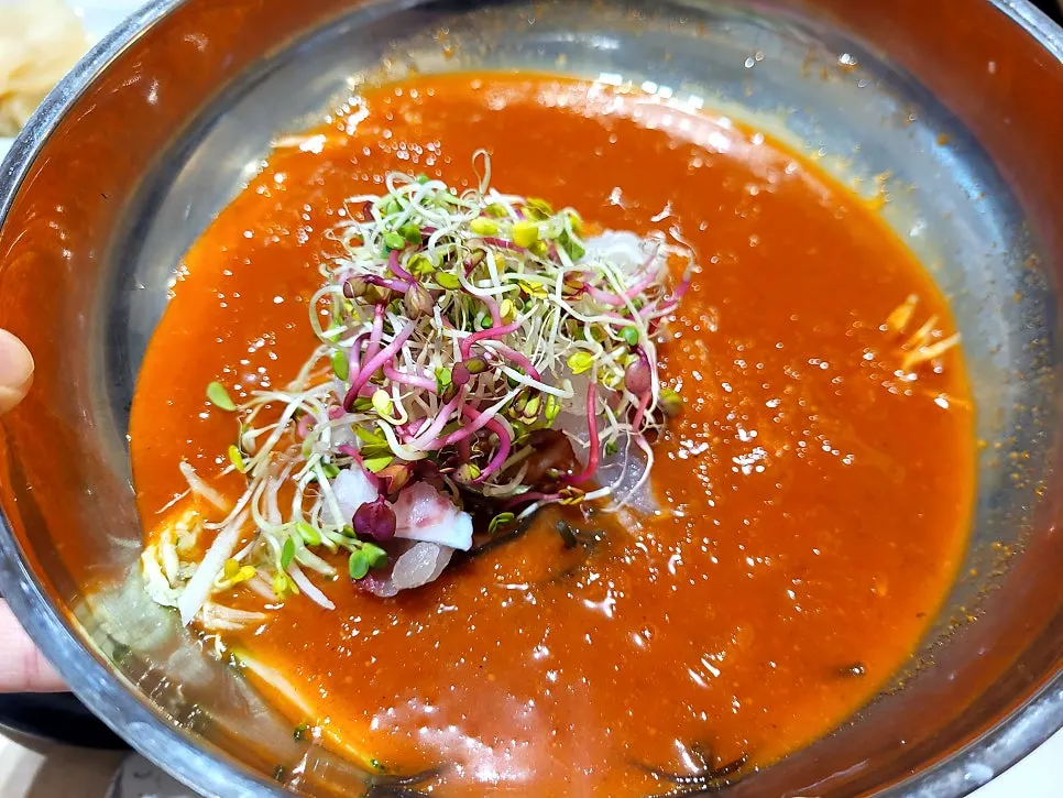 맛보기로 나온 매콤한 물회