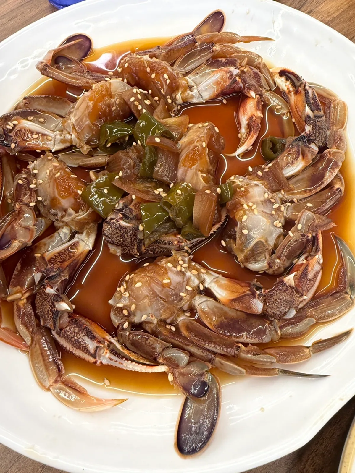 Comida de cangrejo amarillo marinado, pescado a la plancha y arroz nutritivo en olla