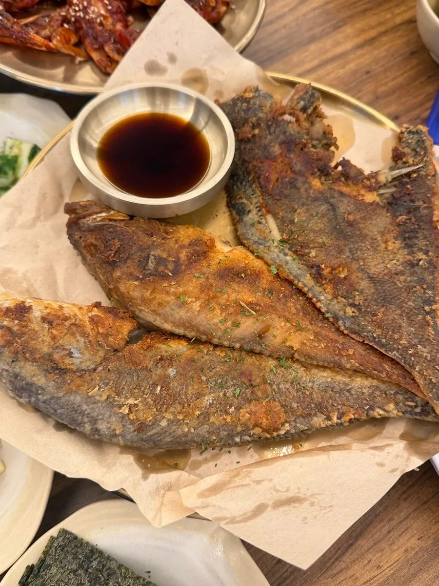 Comida de arroz nutritivo en olla de Deodo Gejang en Haeundae