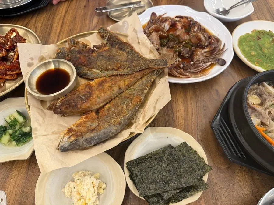 Comida de pescado a la plancha y cangrejo amarillo marinado