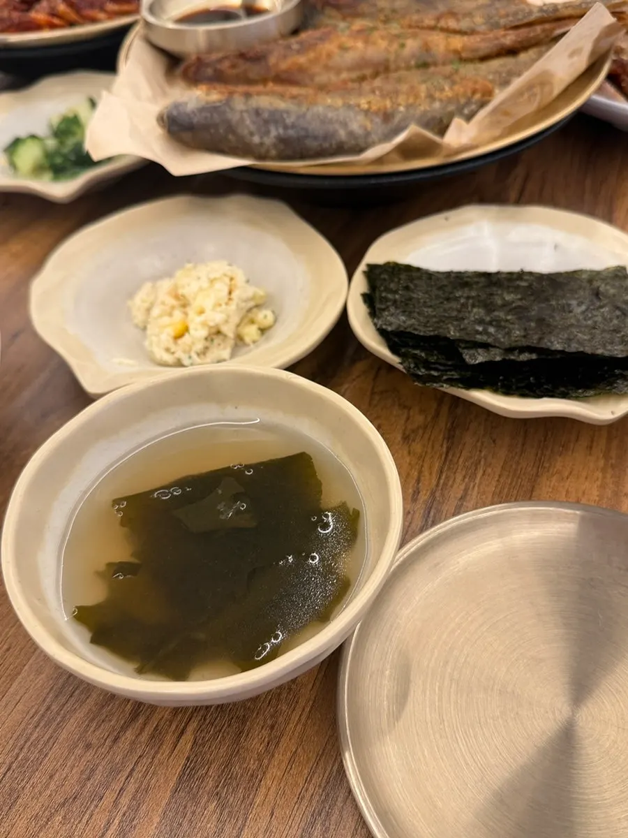 Sopa de algas y arroz nutritivo en olla