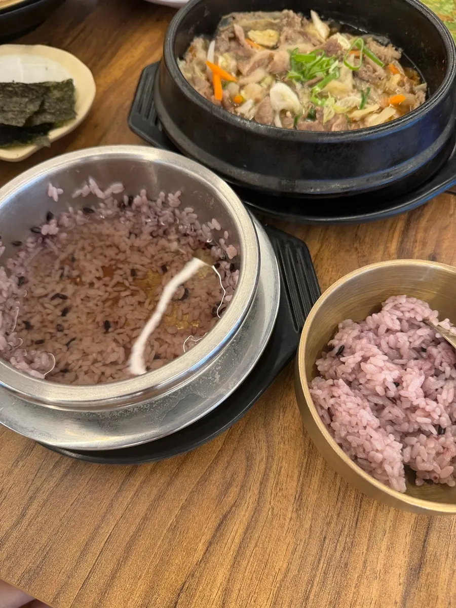 Arroz nutritivo en olla para preparar sungnyung