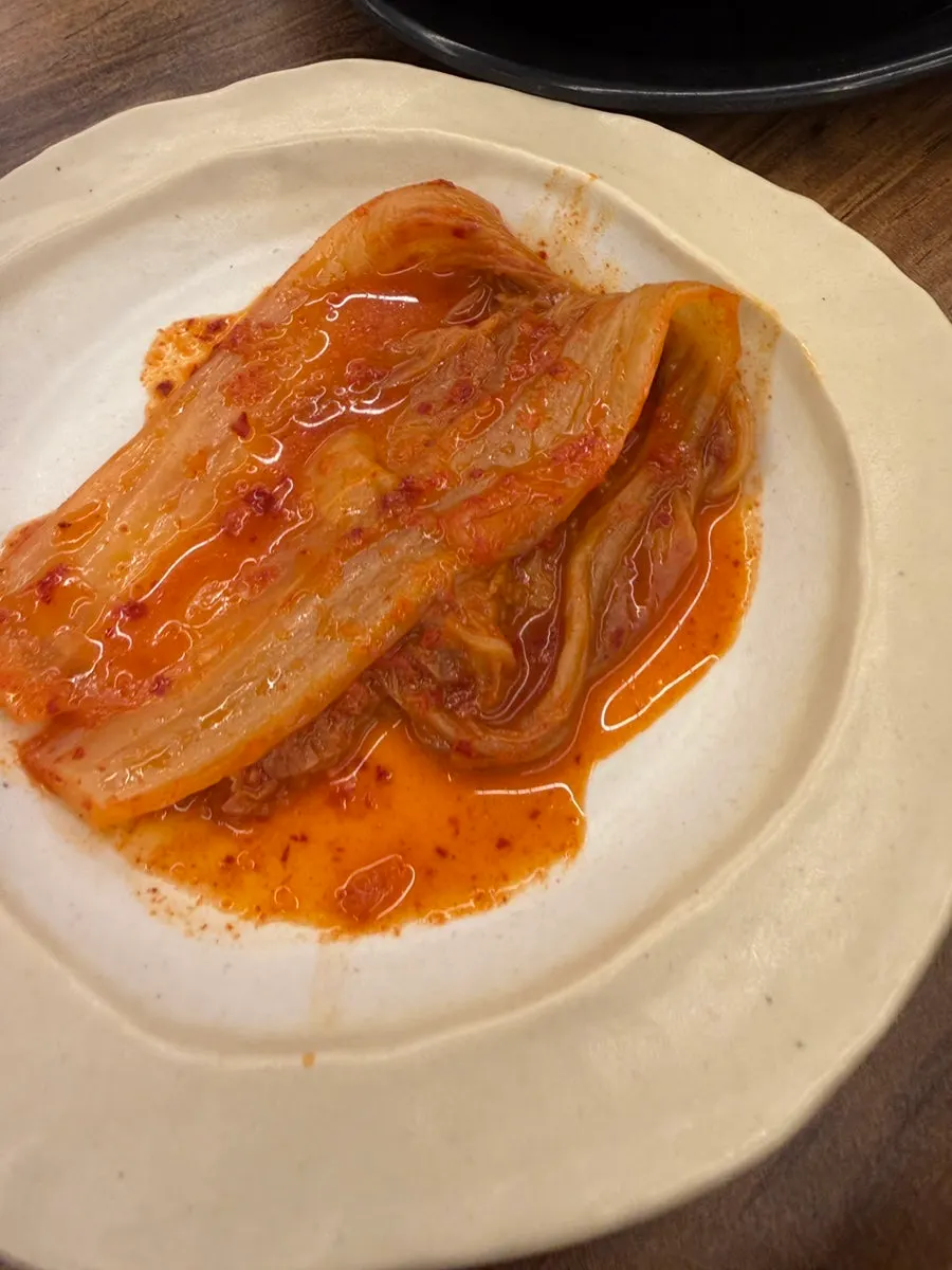 Composición de la comida de gejang y pescado a la plancha