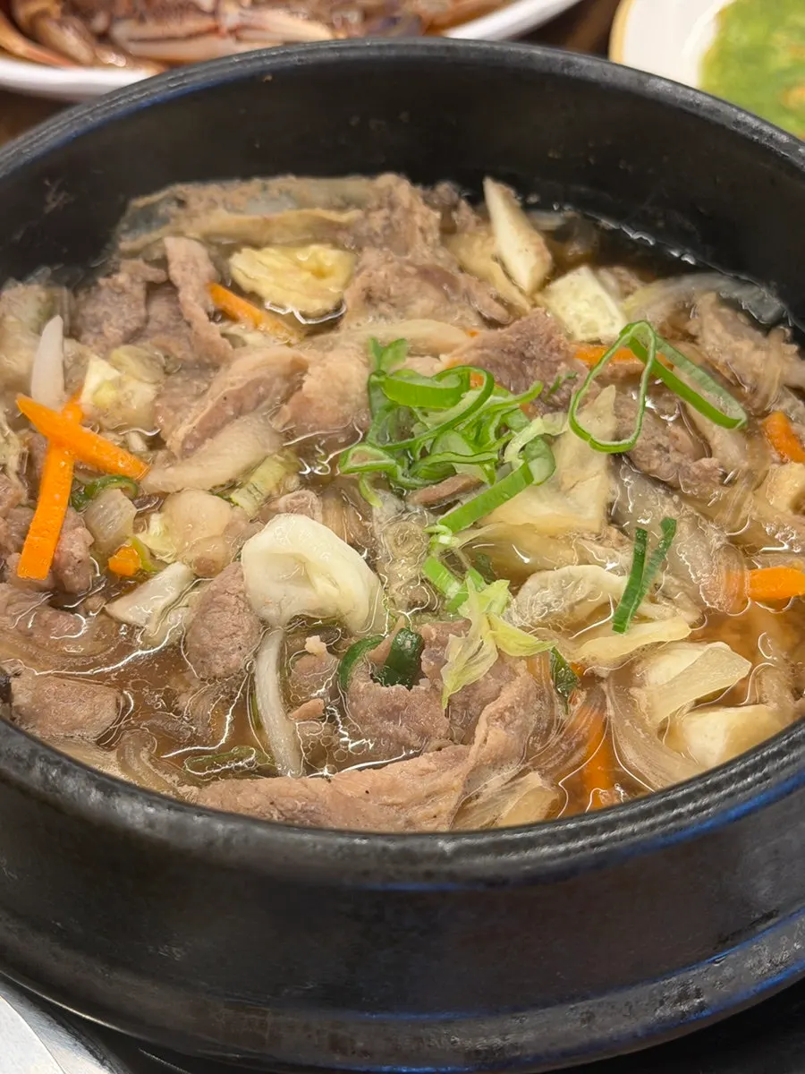 Doenjang-jjigae y acompañamientos