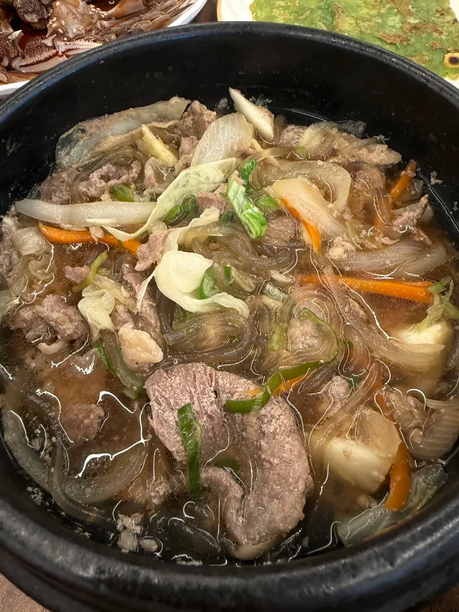 Bulgogi en ttukbaegi servido como acompañamiento