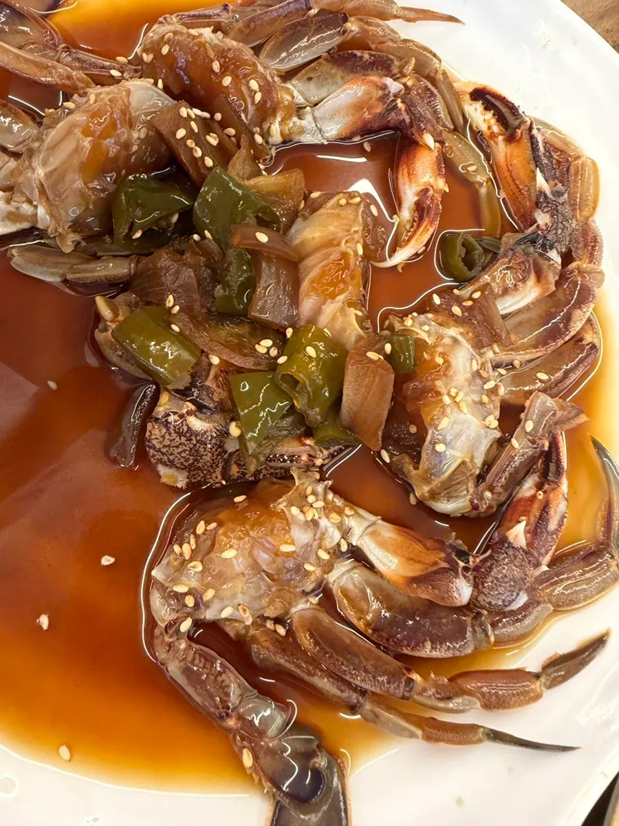 Gejang salado y arroz en olla caliente