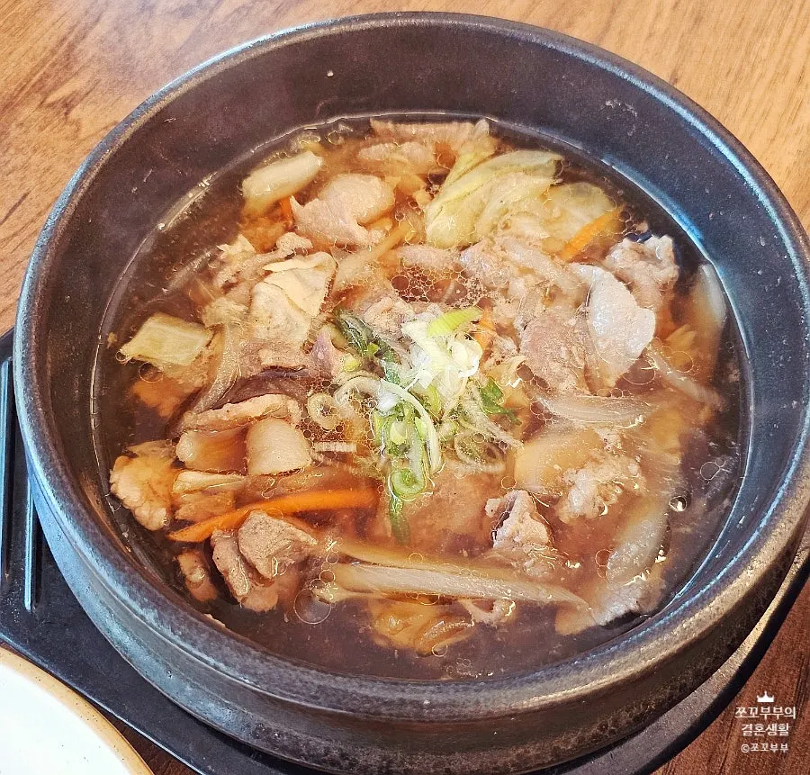 영양솥밥과 기본 반찬