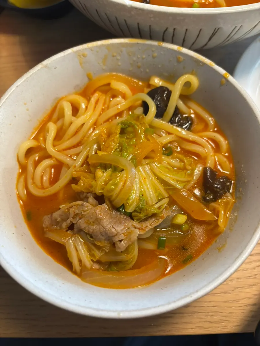 짬뽕 면과 우삼겹 건더기 클로즈업