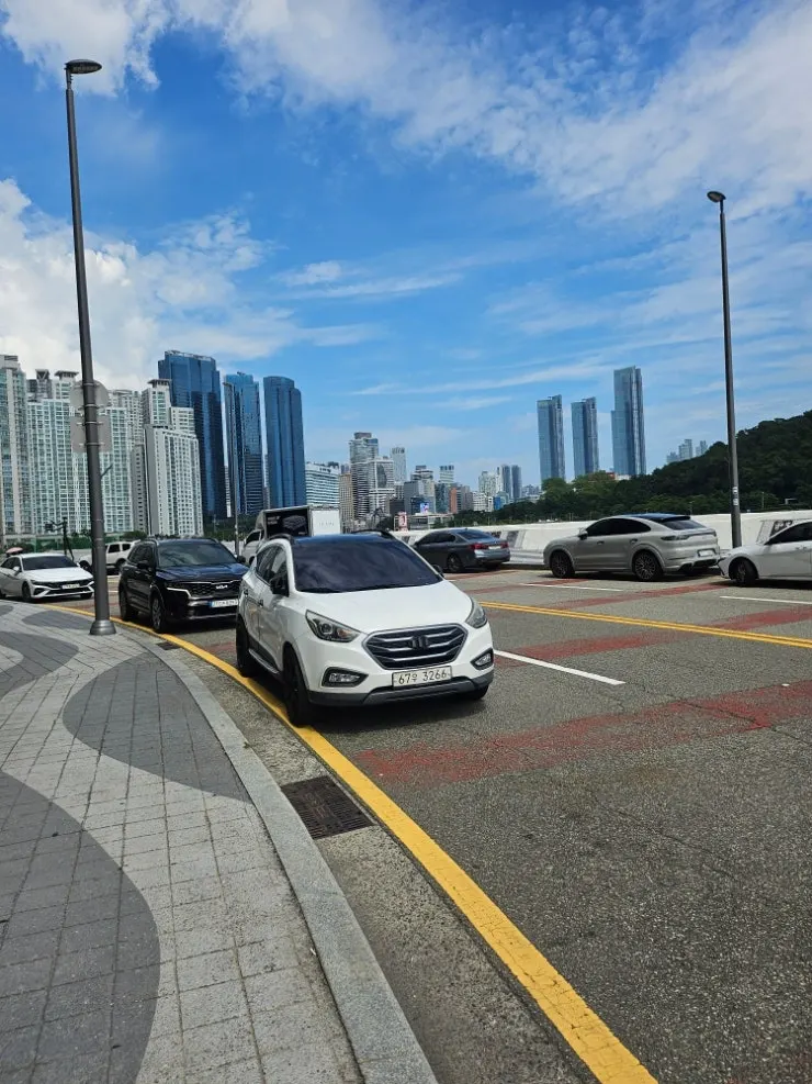 The Sharp Adelis商場2樓停車場周邊景象